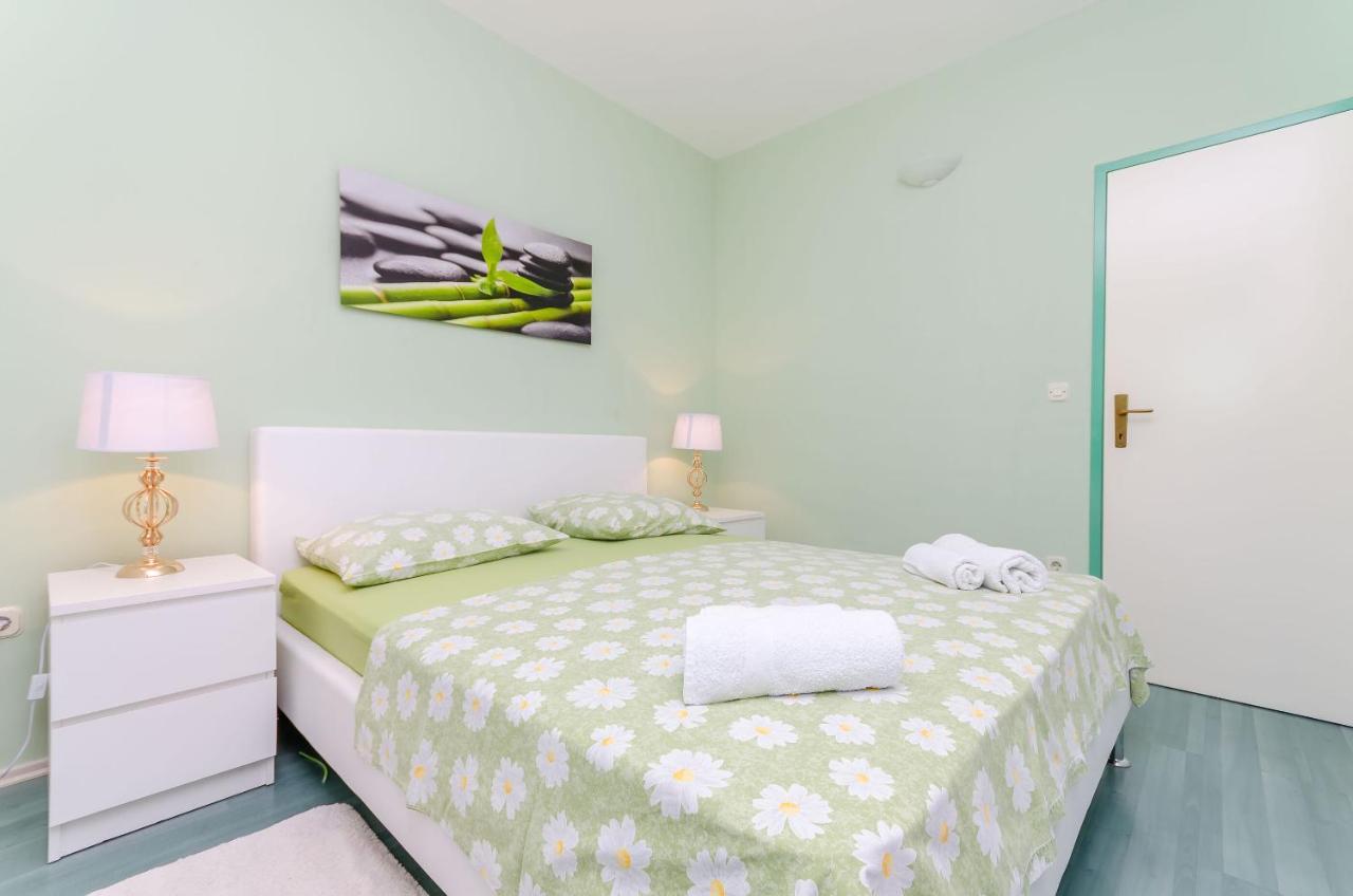 Apartments Zdenka Donji Okrug  エクステリア 写真